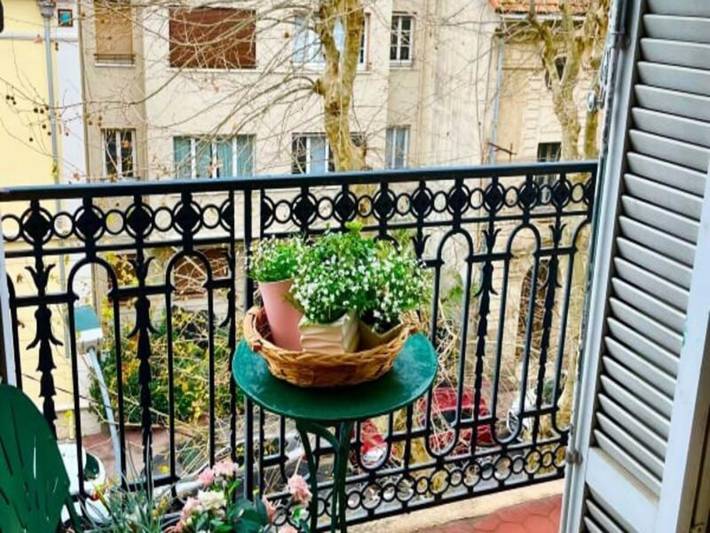 Gîte pour 6 personnes, avec balcon dans Office De Tourisme D Hyeres
