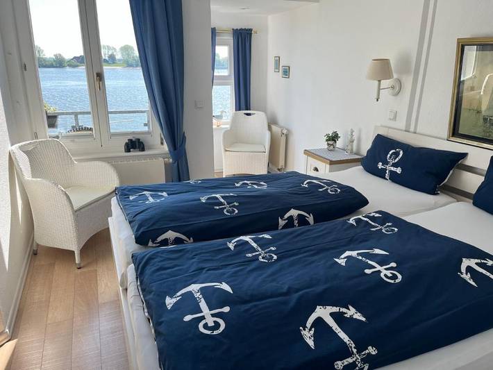 Hotel für 6 Personen, mit Balkon und Terrasse sowie Seeblick und Ausblick in Brake