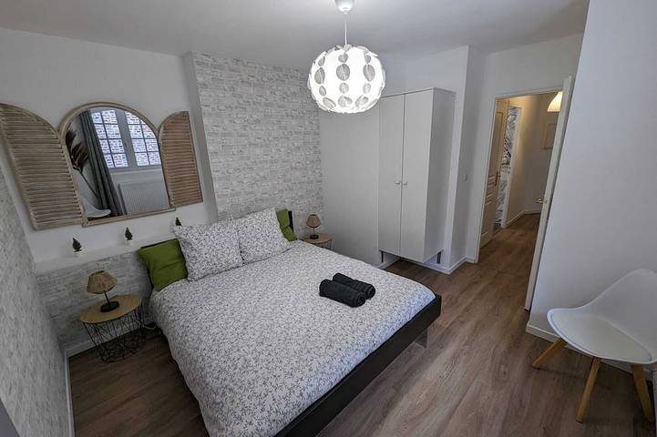 Appartement entier, En hypercentre, au calme, avec cour privative +parking public payant à proximité in Arras, Région d'Arras