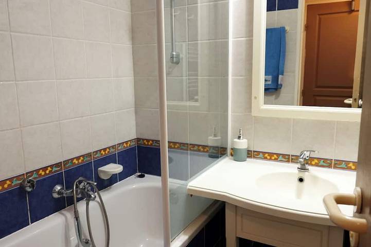 Appartement entier, Très beau T2 en rez-de jardin arboré avec piscine, vue mer, commerces et plage in La Coudoulière, Six-Fours-les-Plages