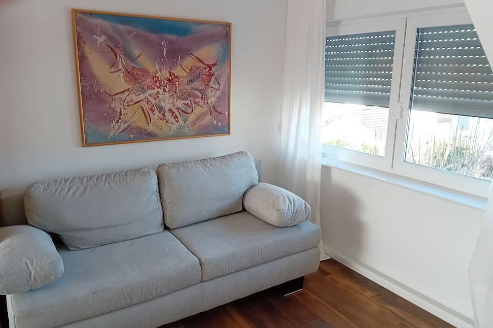 Entire apartment, Vacation apartment near Heidelberg with large terrace for 2-4 people in Plankstadt, Rhine Plain