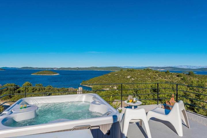 Villa pour 4 personnes, avec vue ainsi que jardin et piscine à Sali