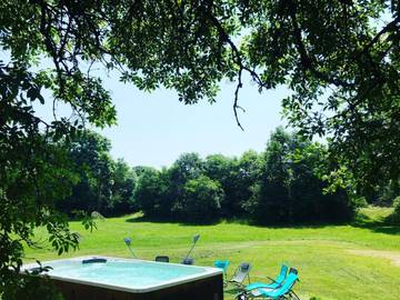 Gîte pour 19 personnes, avec vue ainsi que jardin et piscine à Cornus