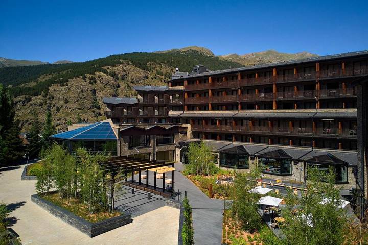 Hôtel pour 4 personnes, avec jacuzzi et sauna ainsi que jardin et piscine