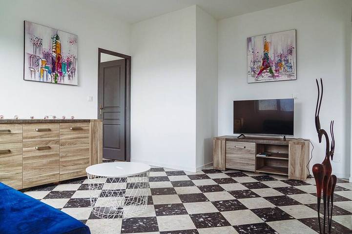 Gîte pour 7 personnes, avec terrasse ainsi que jardin et piscine, animaux acceptés