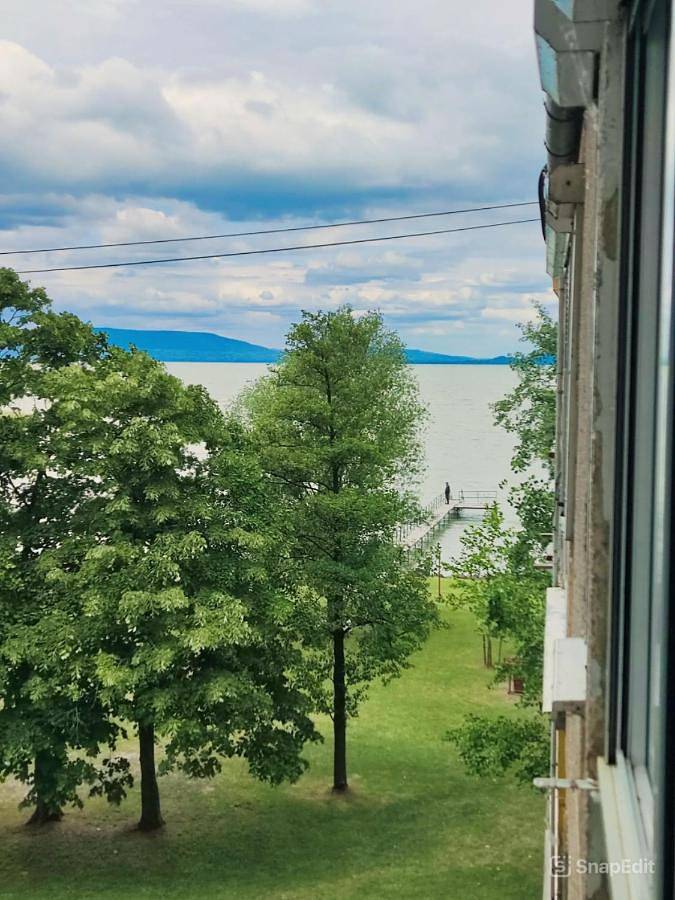 Ganze Wohnung, Vízparti gyermekbarát teljesen felújított Apartman, őrzött, saját strand, parkoló, étterem in Balatonfenyves, Plattensee Südufer