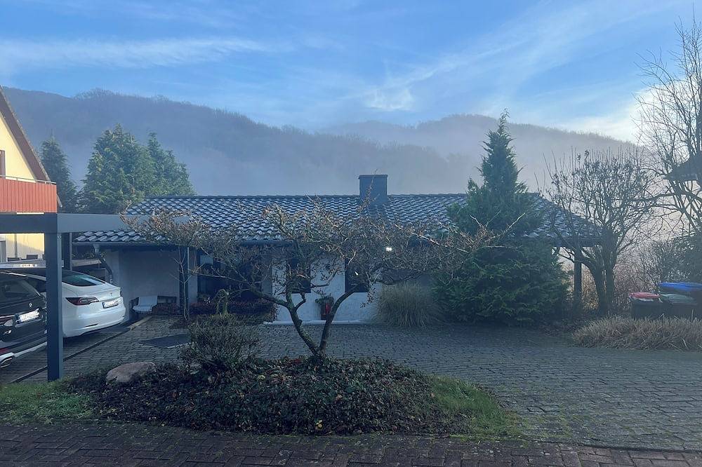 Helles Designhaus mit Talblick und Glasfaser, Freibad 300m, 4km zur A2/Rehren in Hessisch Oldendorf, Weserbergland