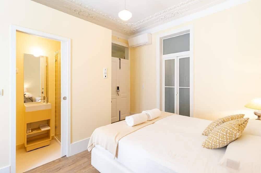 Guesthouse - Double Room with Private Bathroom (Room 5 Archangel) in Graça, São Vicente (Lissabon)