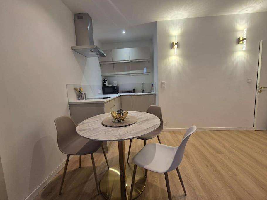 Appartement entier, One-Bedroom Apartment in Saint-Mandé, Val-de-Marne