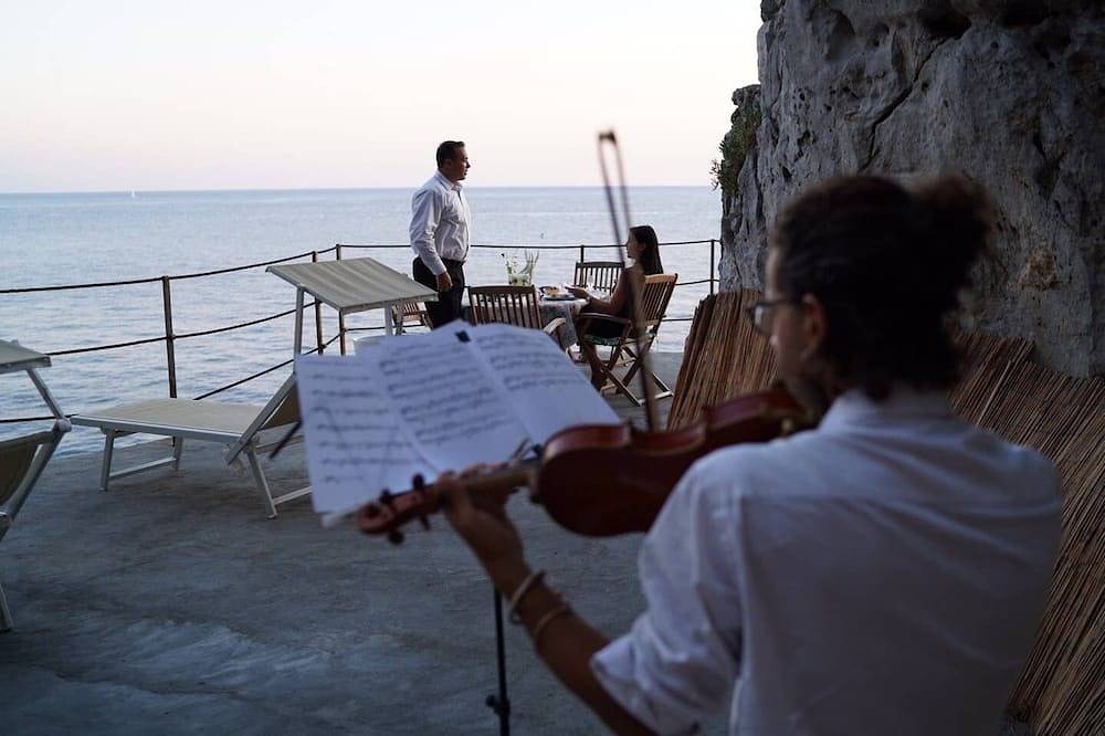 Romantische Villa für 2 Personen, mit Blick auf das Meer, in einer natürlichen Klippe. in Furore, Amalfiküste