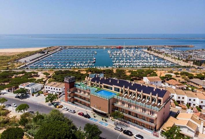 Apartamento para 2 personas, con piscina para niños y vistas además de balcón y piscina en Mazagón