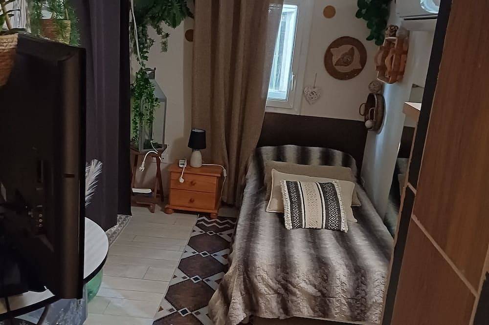 Vacation home with ping pong,, swimming pool, 3 bedrooms 2 shower rooms in Cheval-Blanc, Parc naturel régional du Luberon