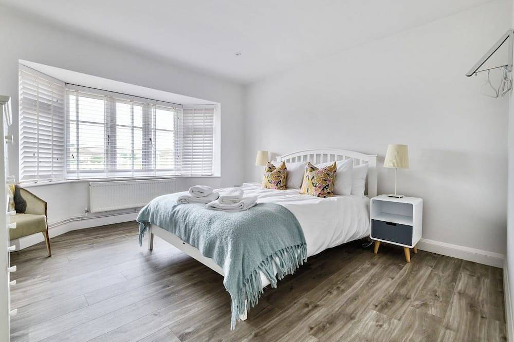 East Wittering Family Beach Home – Sleeps 10, 5 Bedrooms & Parking in West Wittering, West Sussex