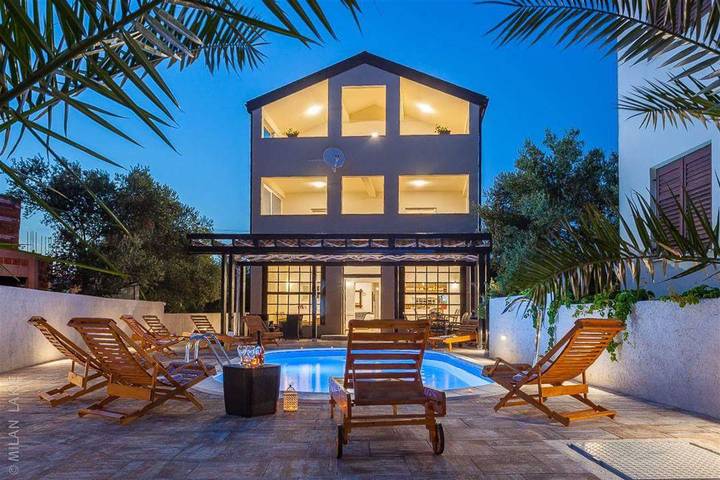 Ferienhaus für 16 Personen, mit Balkon und Balkon/Terrasse sowie Terrasse und Pool in Sveti Petar na Moru