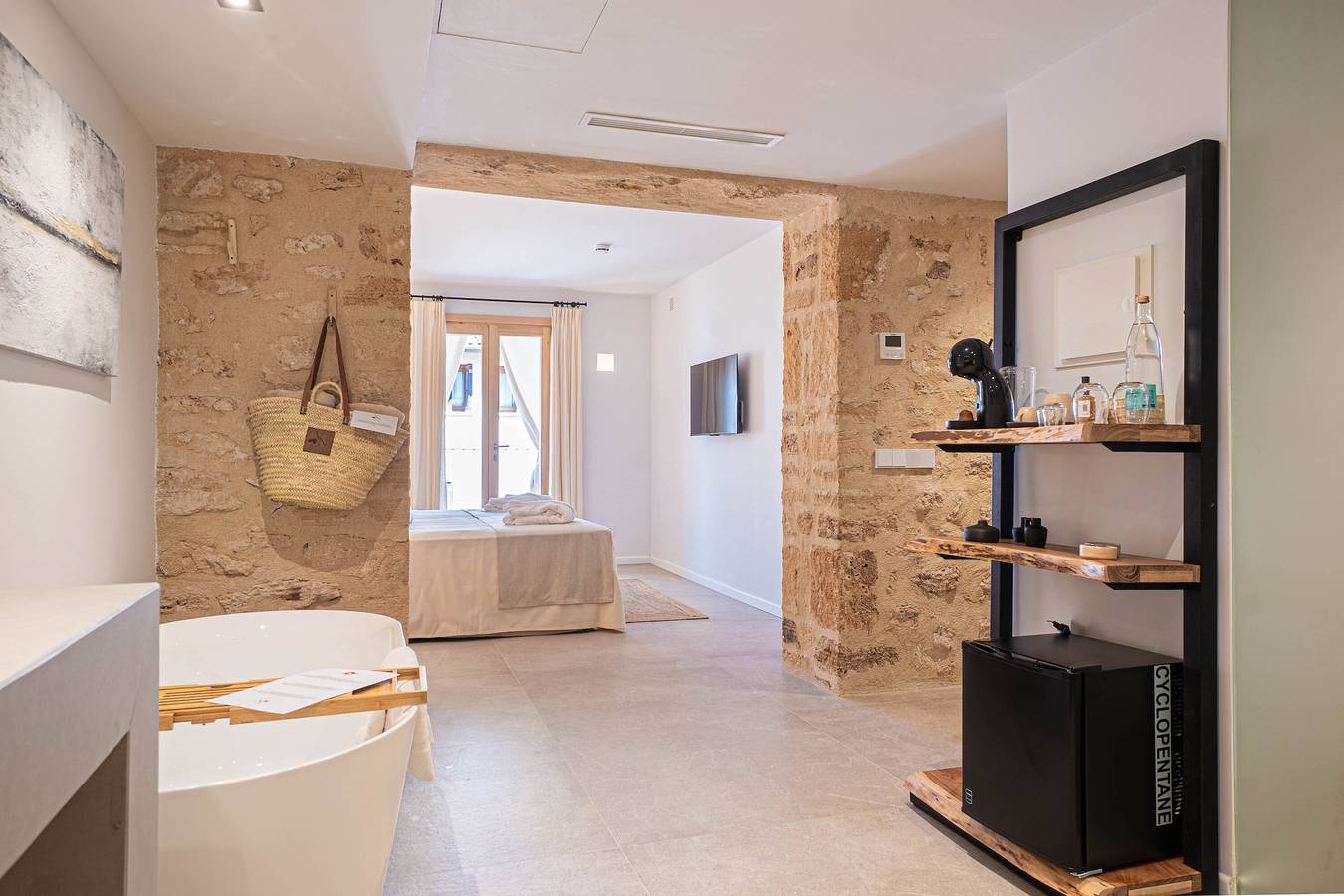 Room '102 - Doble Deluxe Con Balcón' with Mountain View, Wi-Fi and Air Conditioning in Capdepera, East Majorca