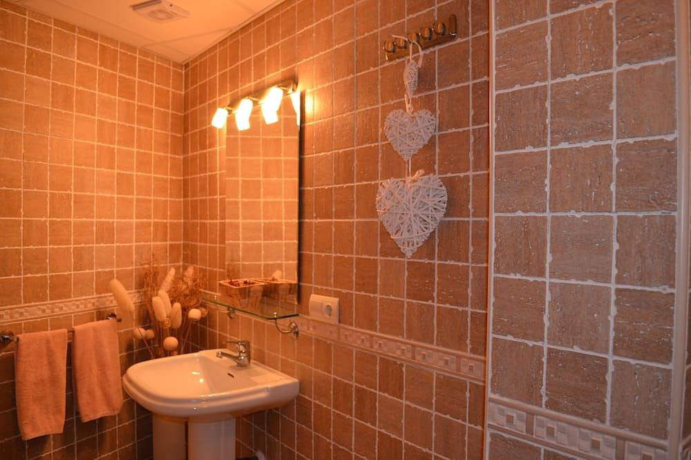Entire apartment, Stunning  uninterrupted lake views -Ideal for Granada/Ski. Free wifi and parking in Surroundings of Sierra Nevada, Güejar Sierra