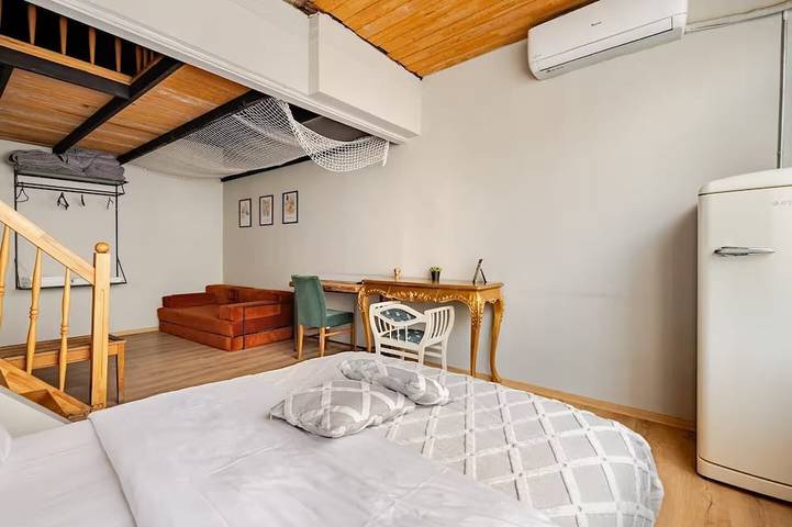 Ganze Wohnung, 3-bedroom apartment in Galata with Ac&Lift&Full Kitchen in Beyoğlu, Istanbul