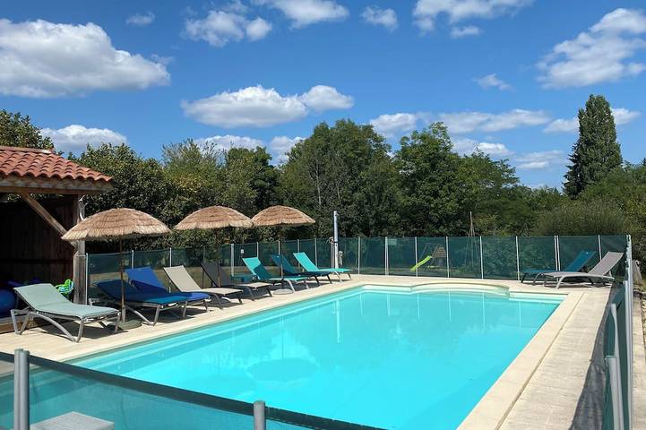 Gîte pour 5 personnes, avec jacuzzi ainsi que jardin et piscine