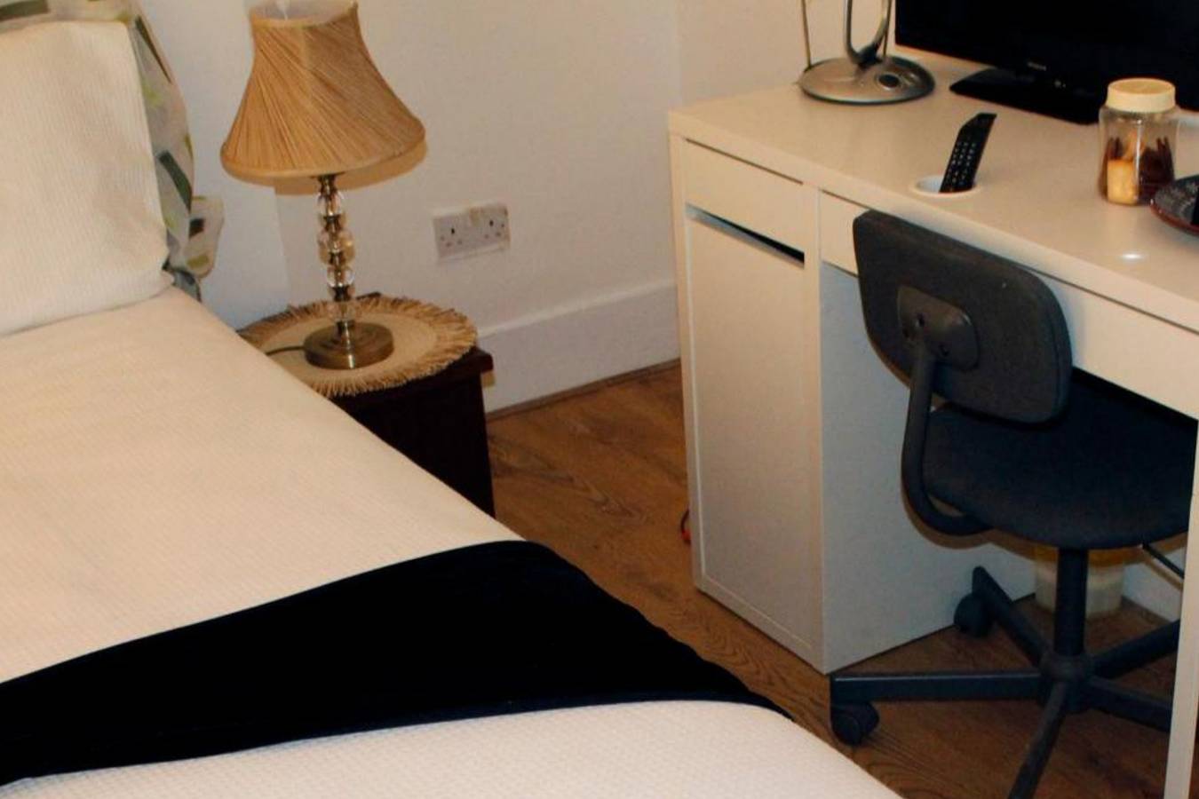 Spacious 4-Bed House - Sleeps 5, Garden & Parking in London, Südostengland