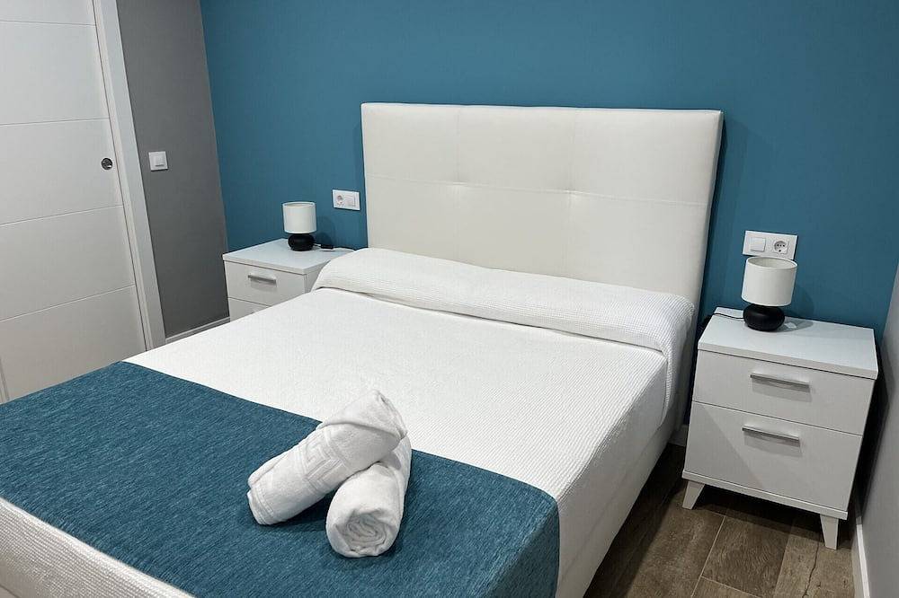 En el Centro del Pueblo. Esta Decorada en Estilo Moderno y es Totalmente Nueva in Mombeltrán, Valle del Tiétar