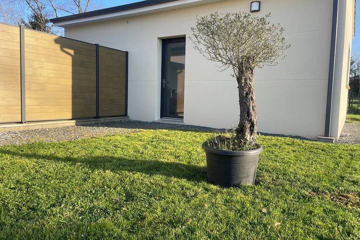 Location de vacances pour 4 personnes, avec jardin et piscine à Château-Chervix