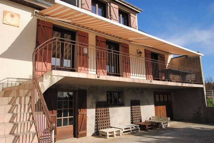 Gîte pour 11 personnes, avec Balcon et Terrasse ainsi que Jardin et Piscine dans Mareuil En Brie