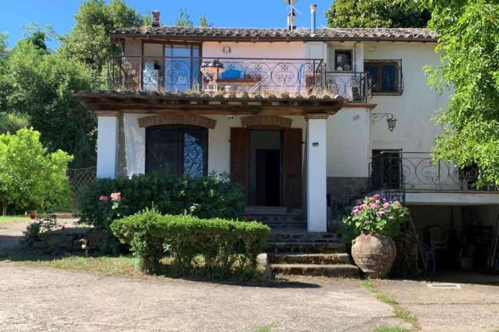 Entire apartment, Villa Garden am See in Bracciano, Lake Bracciano
