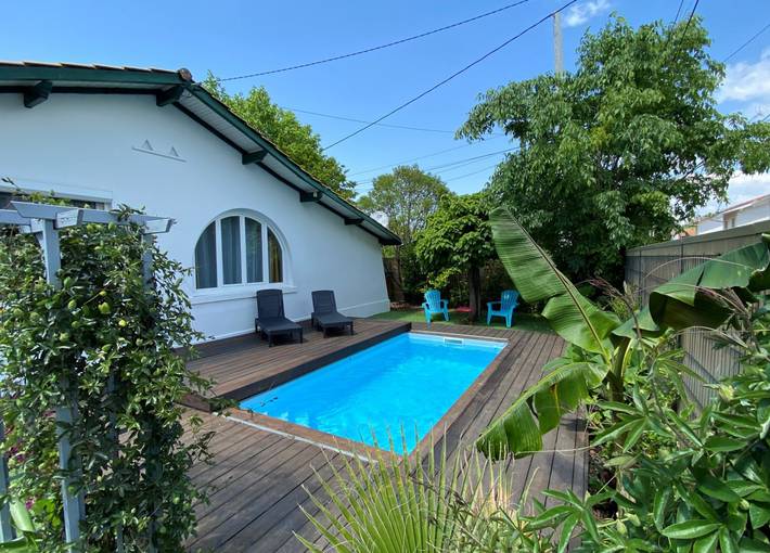 Gîte pour 8 personnes, avec jardin et jacuzzi ainsi que piscine et terrasse