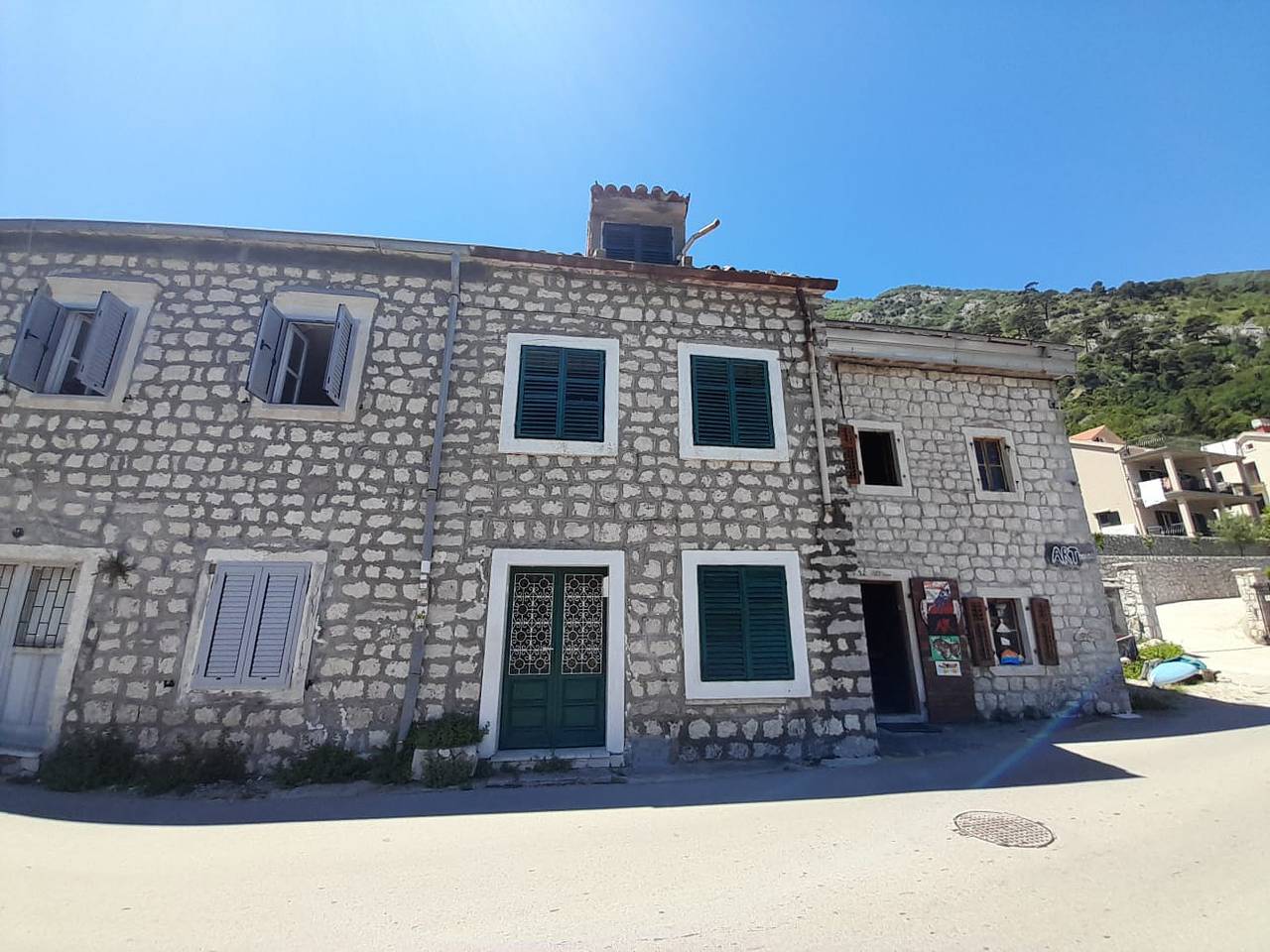 Beach edge, 4-Bed House in Muo Kotor in Boka Kotorska