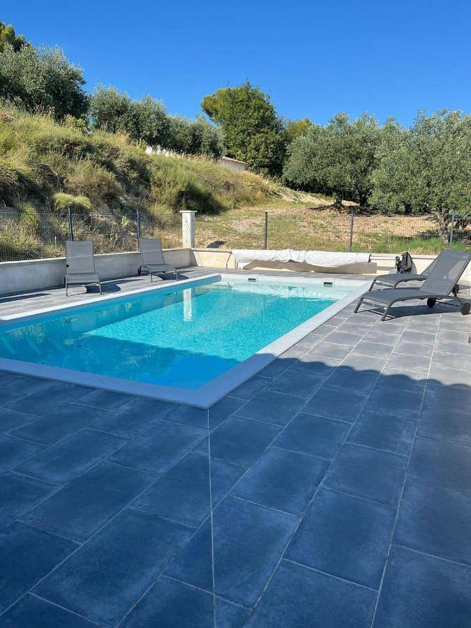 Location de vacances pour 6 personnes, avec piscine ainsi que vue et terrasse à Venterol - 2
