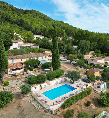 Gîte pour 2 personnes, avec jardin ainsi que piscine et vue à Salernes