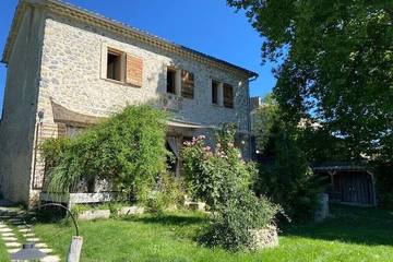Gîte pour 4 personnes, avec terrasse et jardin à Noyers-sur-Jabron