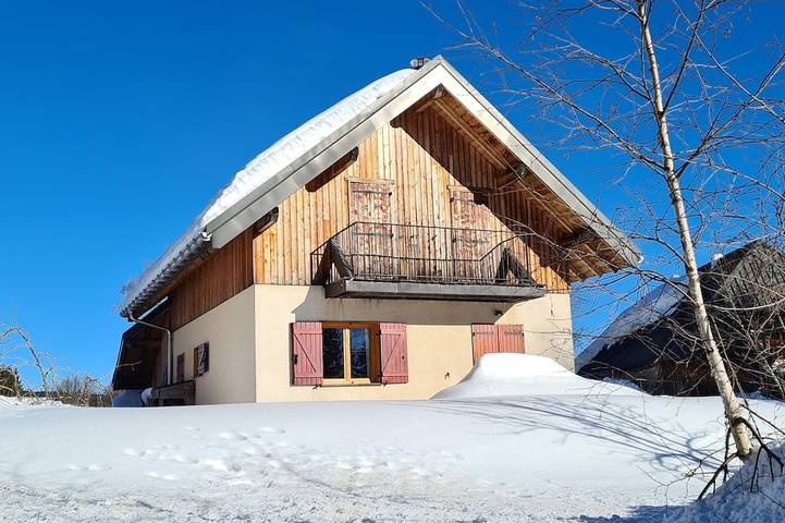 Chalet pour 8 personnes, avec terrasse et jardin à Les Déserts