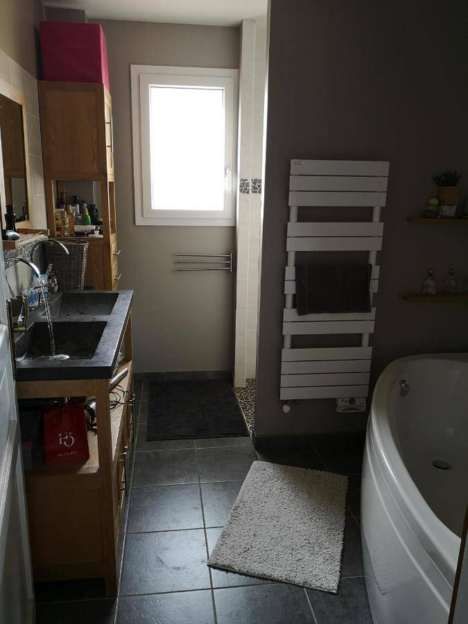 Comfort Triple Room with Shower in Arnage, Sarthe