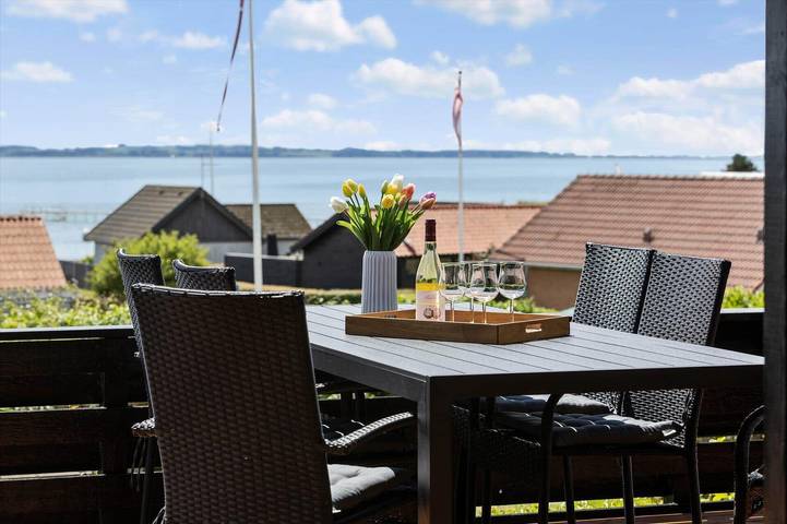 Ferieudlejning for 6 personer, med Terrasse og Have i Følle Strand