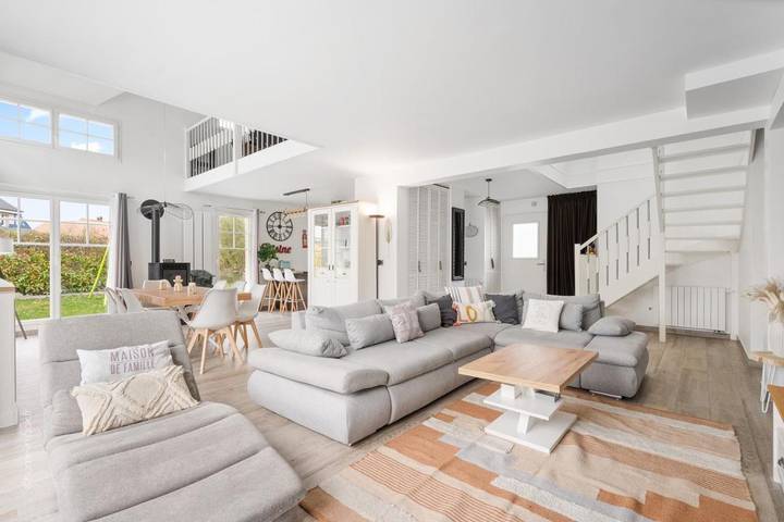 Location de vacances pour 12 personnes, avec jardin et piscine ainsi que vue et terrasse à Magny-le-Hongre - 2