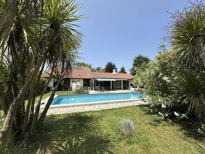 Gîte pour 6 personnes, avec Terrasse et Jardin ainsi que Piscine et Vue