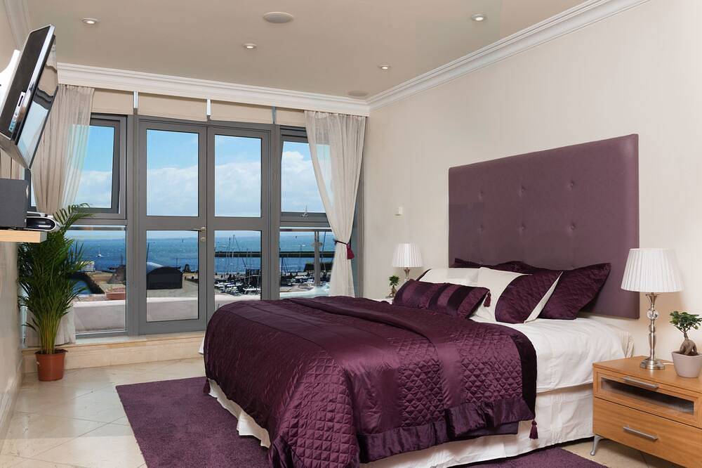 Entire apartment, The Finest Apartment in Galway - Luxury Penthouse - City Center Location -4 Bed in St Nicholas, Galway