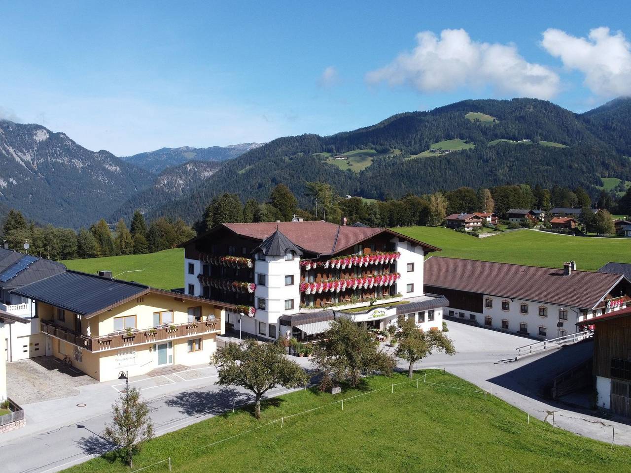 Hotel Neuwirt - Doppelzimmer "Zirbenholz" in Brandenberg, Kaisergebirge