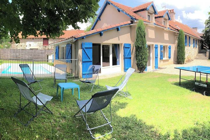 Location de vacances pour 11 personnes, avec Terrasse et Jardin à Vailhourles