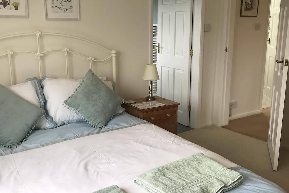 Spacious House 3 ensuite bedrooms, sleeps 6, Centre of Helmsley, Pet friendly, in Helmsley, North York Moors National Park