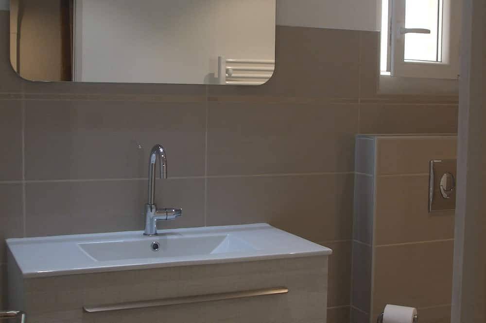 Hamlet house in Saint Saturnin-lès-Apt in the heart of the vineyards in the Luberon in Saint-Saturnin-lès-Apt, Parc naturel régional du Luberon