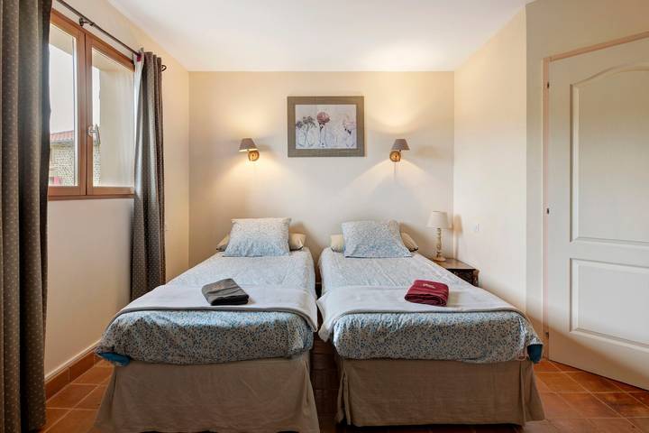 Bed and Breakfast 'Chevreuil' with Shared Pool, Shared Garden and Wi-Fi in Hauterives, Valence region