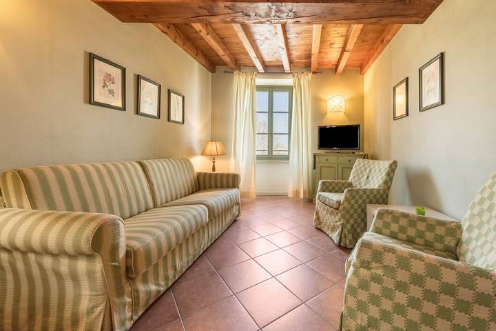 Appartamento intero, Appartamento 'Antica Torre Petrarca' con vista sulle montagne, Wi-Fi e aria condizionata in San Felice del Benaco, Prealpi Gardesane