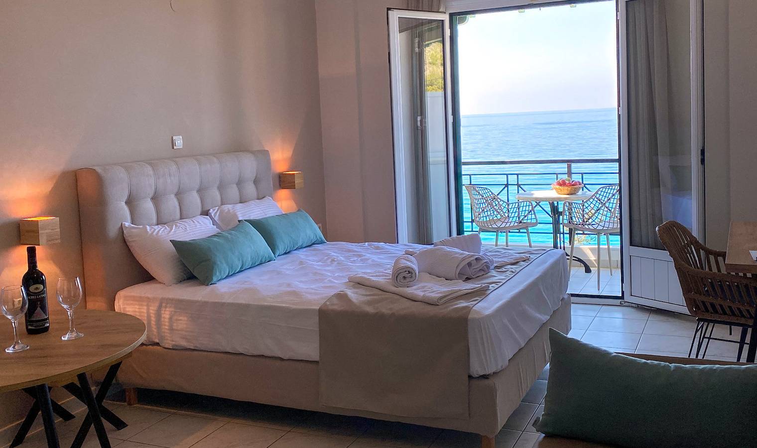 Ganzes Studio, Ferienwohnung in einem Hotel 'Sunset Premium Studio 2' mit Meerblick, Gemeinschaftspool und Wlan in Agios Nikitas, Griechenland