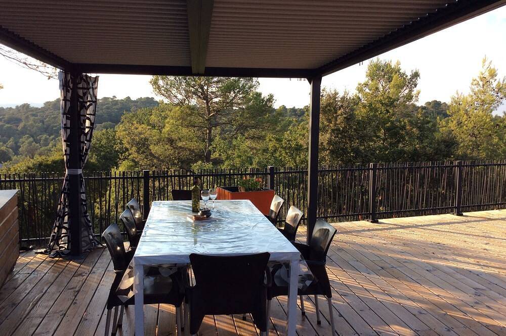Chalet Au Calme 60M2,Terrasse 100M2, Sans Vis A Vis, Piscine. in Rocbaron, Côte méditerranéenne (France)