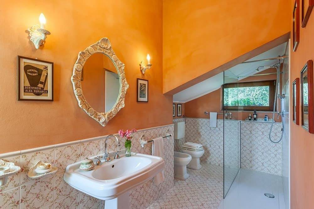 Entire apartment, Jasmine - apartment in villa with heated swimming pool in Fermo, Fermo Province