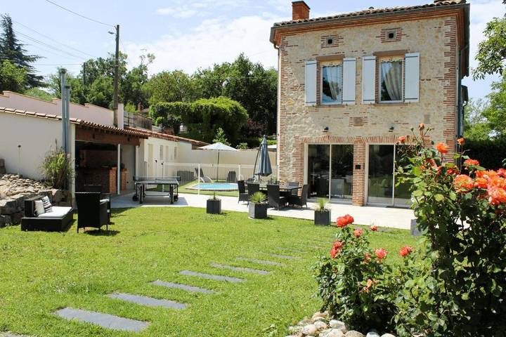 Location de vacances pour 8 personnes, avec jacuzzi ainsi que jardin et piscine à Marssac-sur-Tarn
