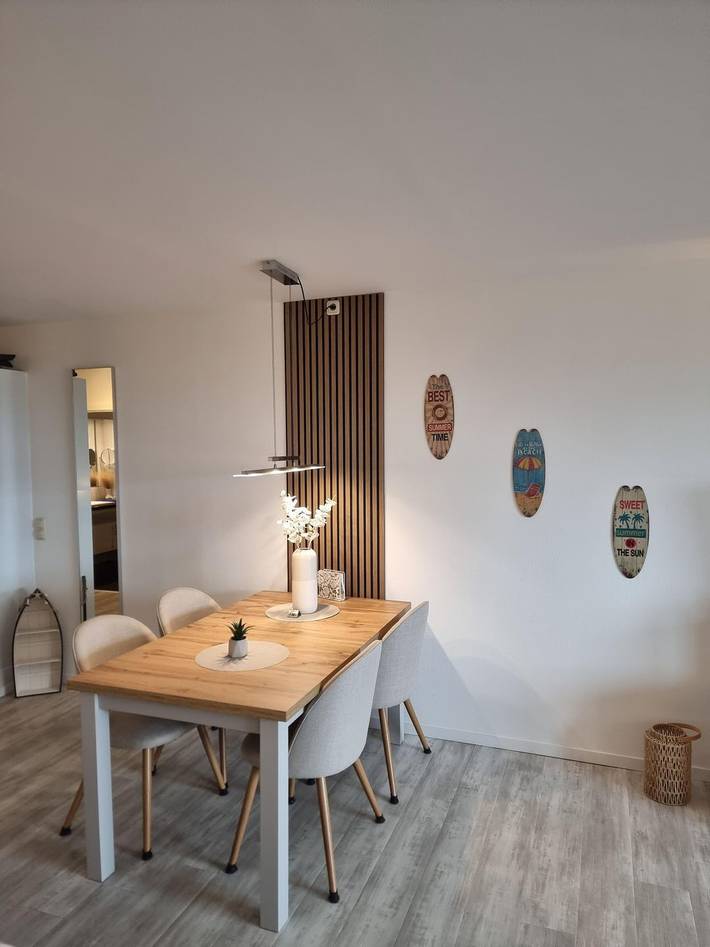 Ganze Wohnung, Modernes Appartement mit überdachtem Balkon und Blick zur Seeseite in Stein in Wendtorfer Strand, Stein