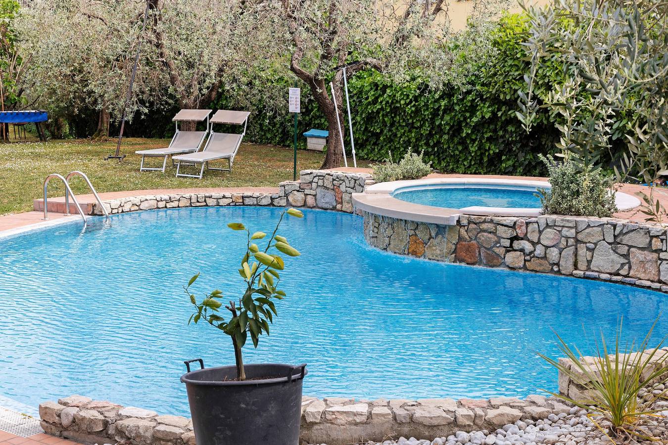 Ferienhaus 'Alessandra' mit Bergblick, Wlan und Klimaanlage in Torri del Benaco, Gardasee-Berge